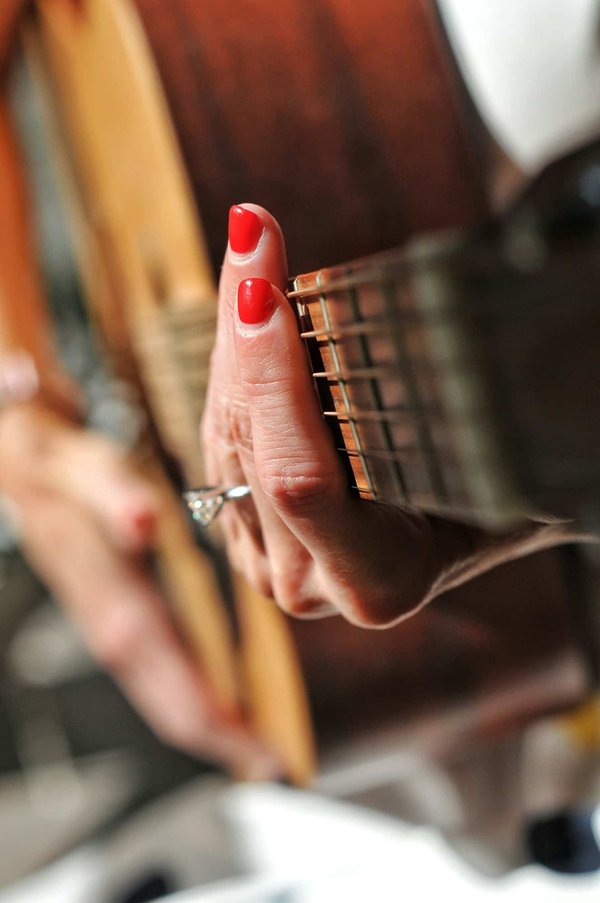 Quels sont les avantages de l'apprentissage des instruments à cordes dès le jeune âge ?