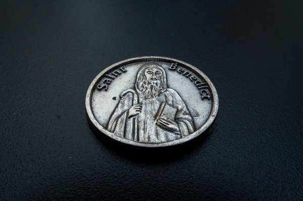 La médaille saint benoît : histoire et protection spirituelle